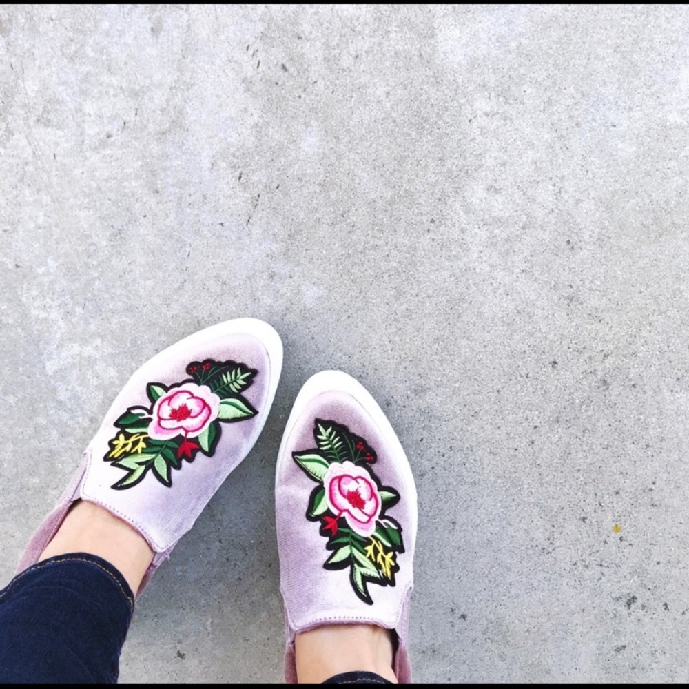 NIB dusty lavender velvet embroider SODA slip-ons